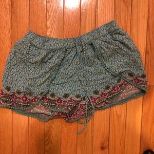 HOLLISTER FLOWY SHORTS